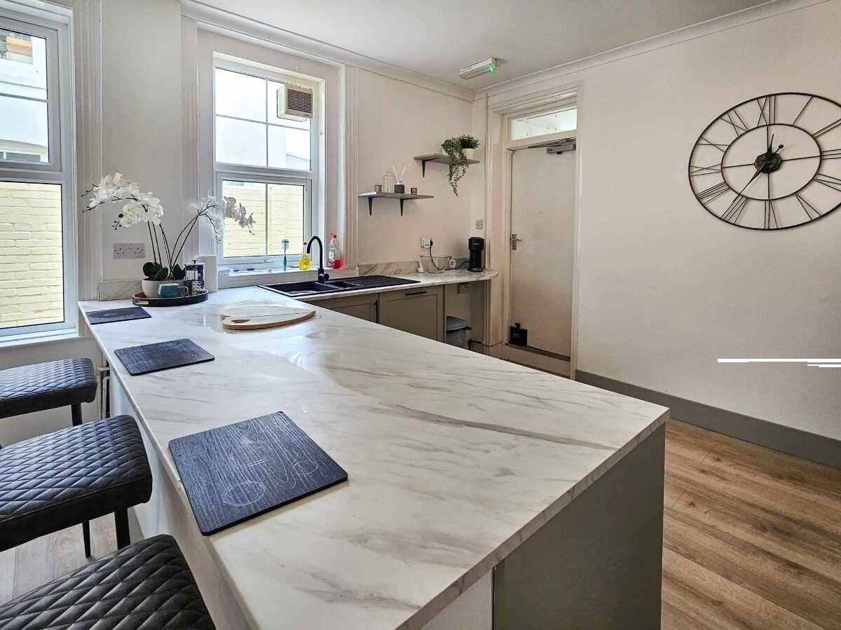 Modern 8-Bedroom Property for Sale in Torquay Devon with Ample Living Space and Garden Photo 4