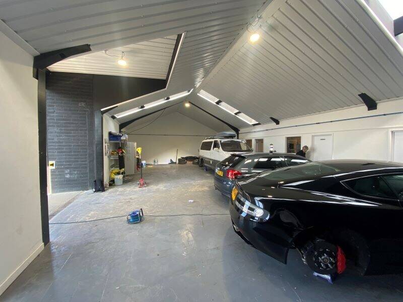 Industrial unit approximately 3,600 sq. ft. available in Benfleet Essex with ample parking Photo 4