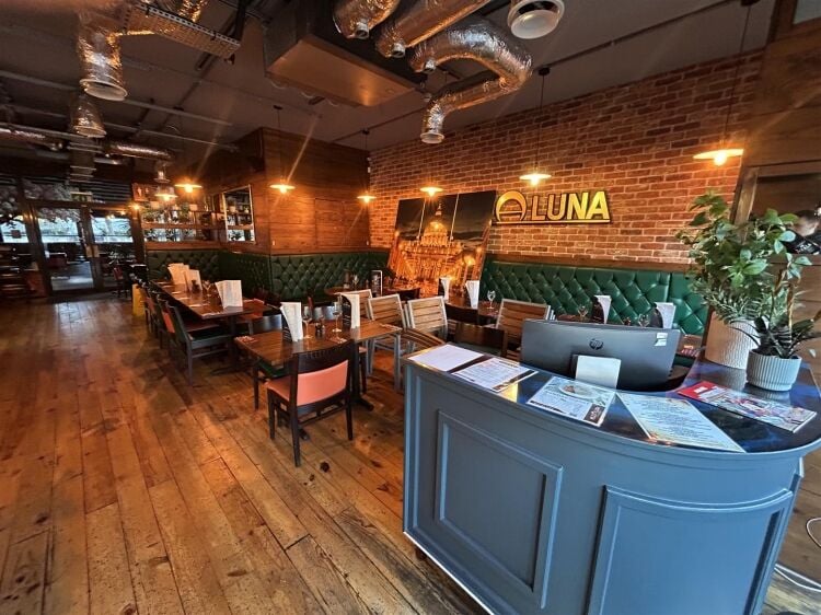 Well-presented restaurant for sale in Bristol with indoor and outdoor seating options available Photo 4