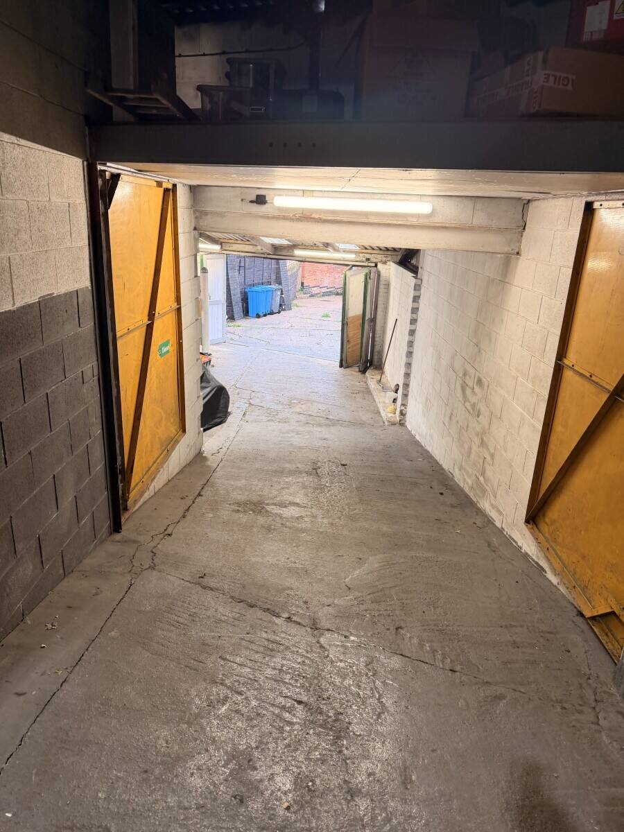 Freehold garage and storage unit for sale in Derby Derbyshire with 3,500 sq ft of space Photo 4