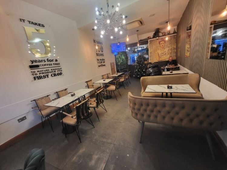 Bar, Café & Restaurant Lounge for Sale in North London with Retirement Sale Opportunity Photo 4