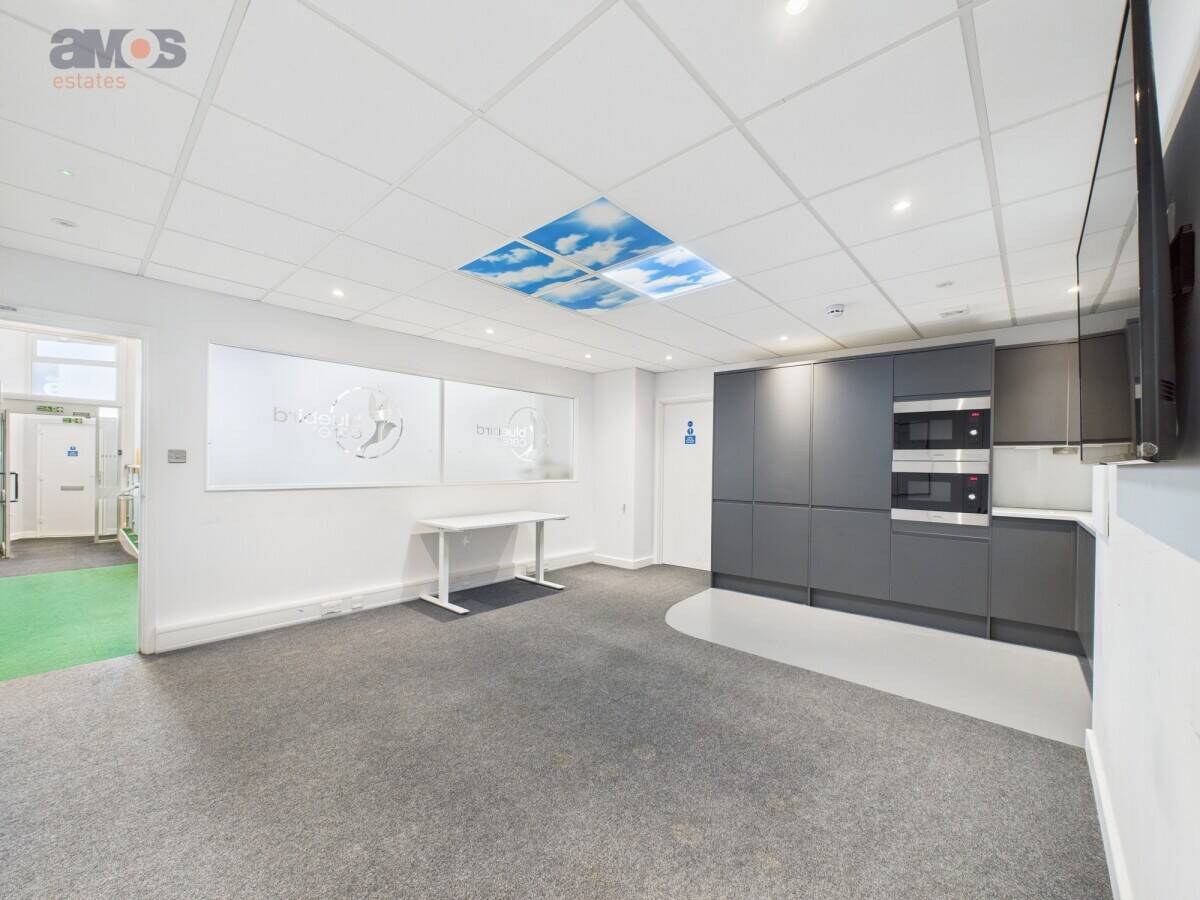 Mixed-use building for sale in Hadleigh Essex with three residential units and a commercial space. Photo 4