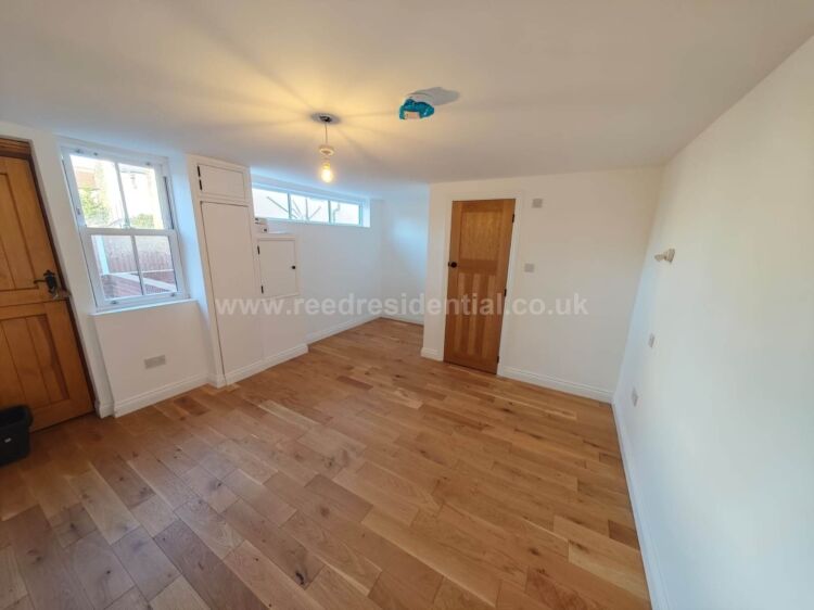 Mixed-use coach house with apartment and studios in Westcliff on Sea Essex for sale Photo 4