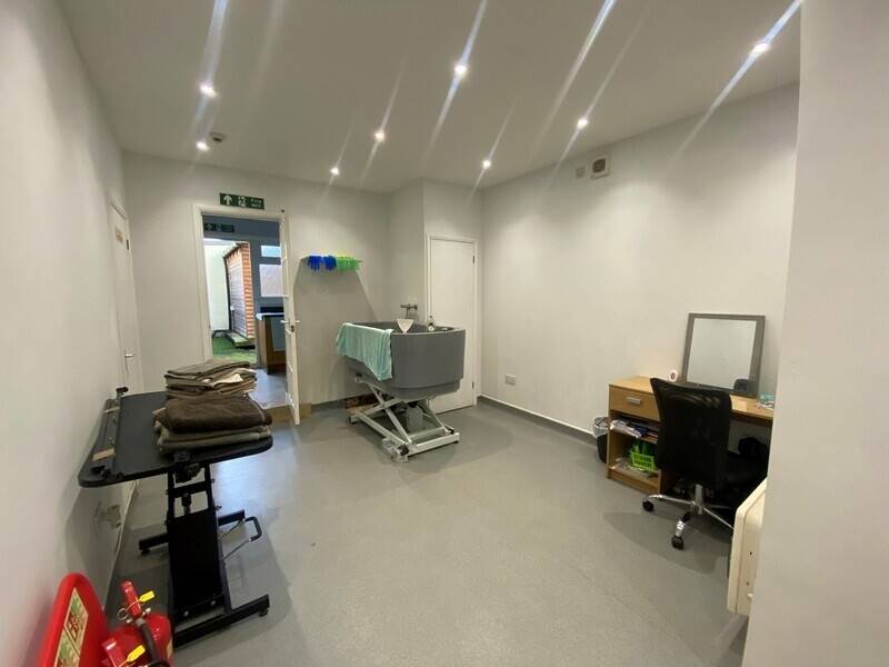 Retail shop investment opportunity in Leigh on Sea Essex with reliable tenant on 5-year lease Photo 4