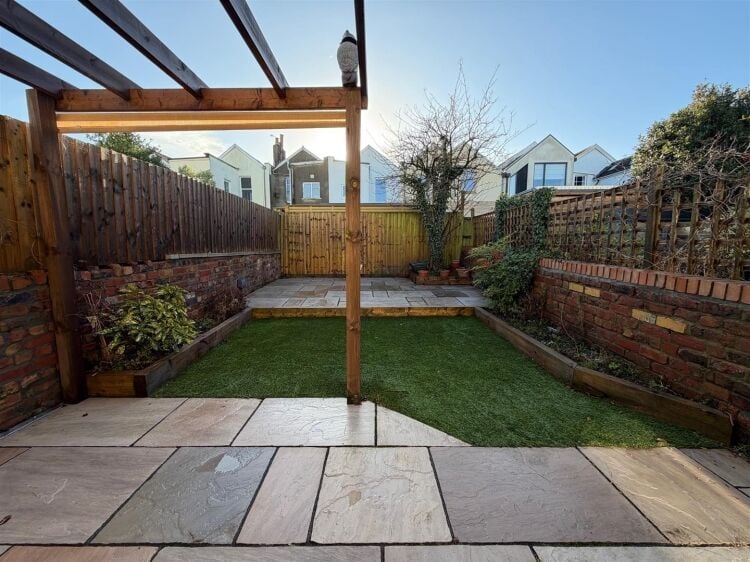 Versatile 1,400 ft² studio space for sale in Bristol with gym and garden amenities Photo 4