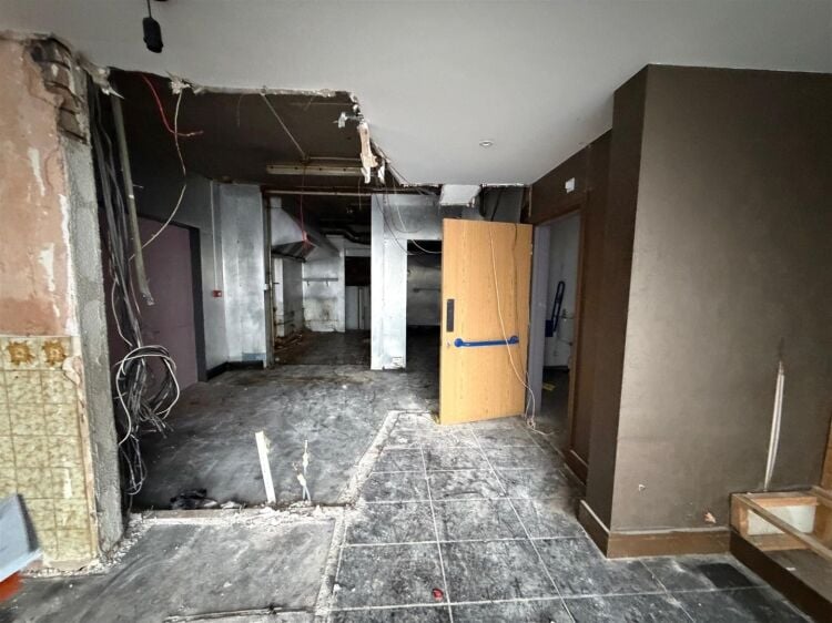 Mid-terrace former restaurant on Filton Road, Bristol, offering 800 ft² of potential space. Photo 4