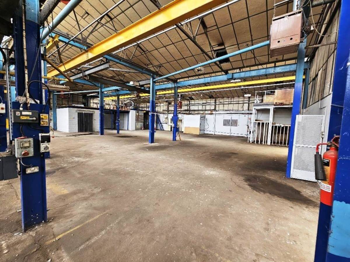 Freehold 16,000 sq. ft. industrial premises with crane in South East Essex complex Photo 4