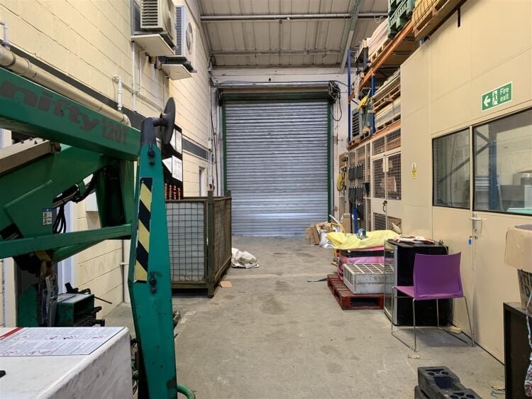 Industrial unit for sale in Bristol with warehouse space, offices, and convenient access to routes Photo 4