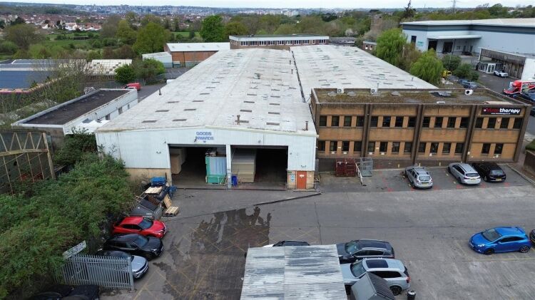 Large industrial unit with office space in Bristol, 11,675 ft² plus 1,700 ft² mezzanine available  Photo 4