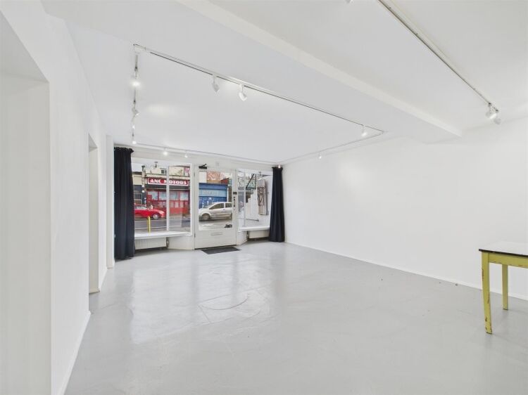 Vacant ground floor shop office studio in Bristol on Cheltenham Road with modern amenities Photo 4