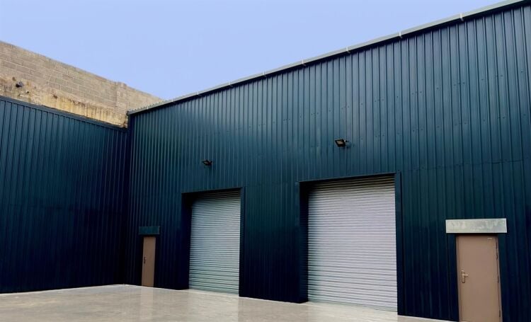 Industrial and retail units for sale in central Bristol with ample parking and modern amenities Photo 4