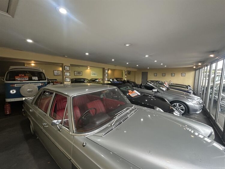 A ground floor former car showroom extending to approximately 1,826 sq ft. the property features a large, highly prominent frontage and benefits from Photo 4