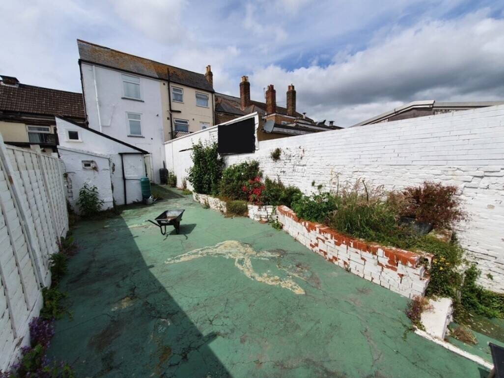 Freehold retail premises with two-bedroom flat for sale in Dover, Kent Photo 4