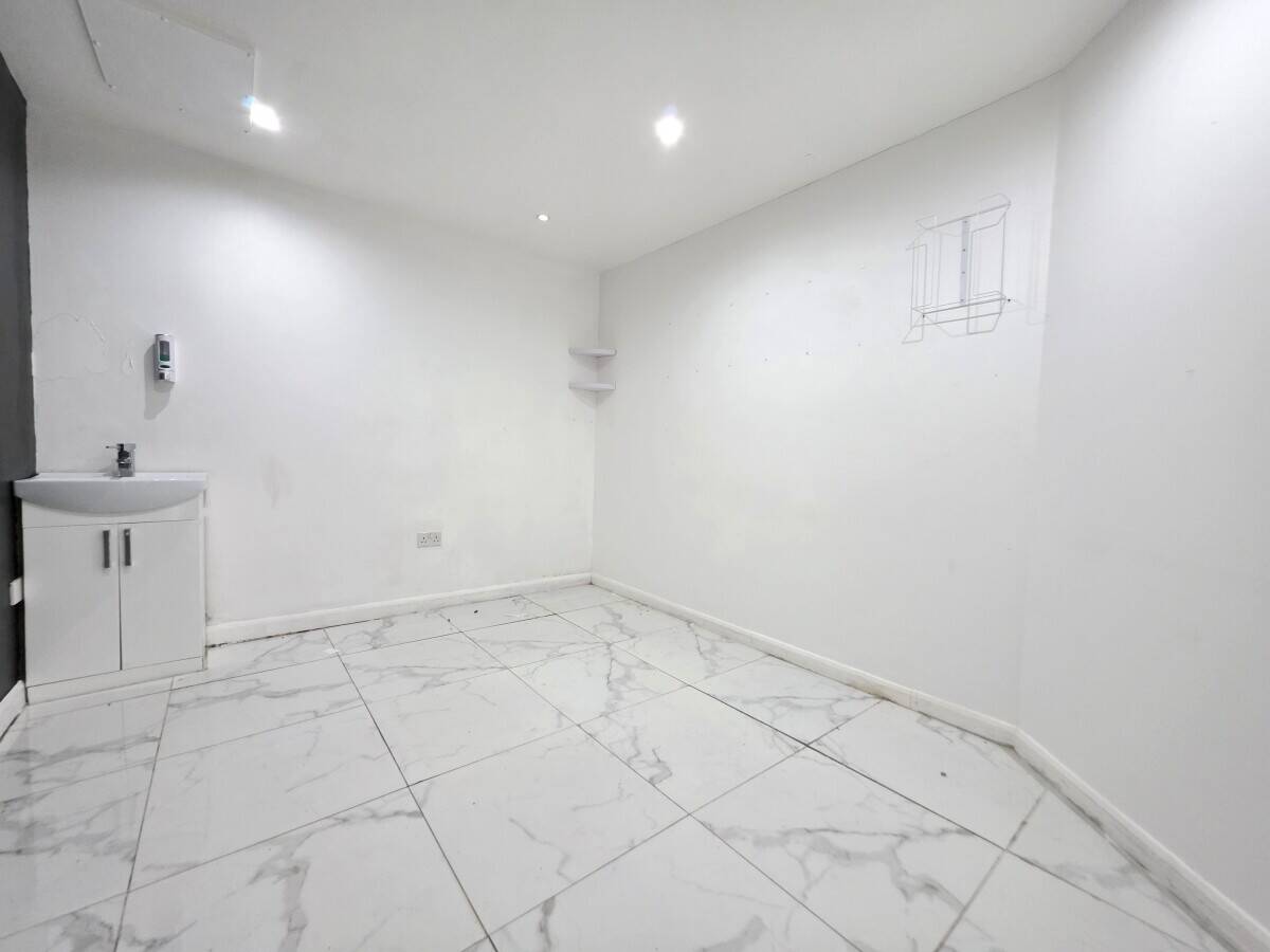 Retail Unit for Sale in Central Benfleet, Essex with Strong Foot Traffic and Adaptable Space Photo 4
