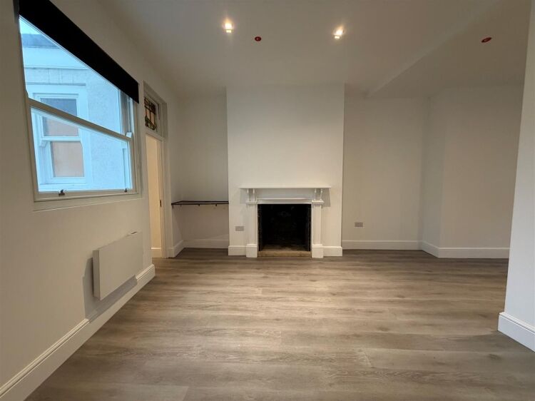 Modern Ground Floor Office Space for Sale in Bristol Opposite Co-Operative Supermarket Photo 4
