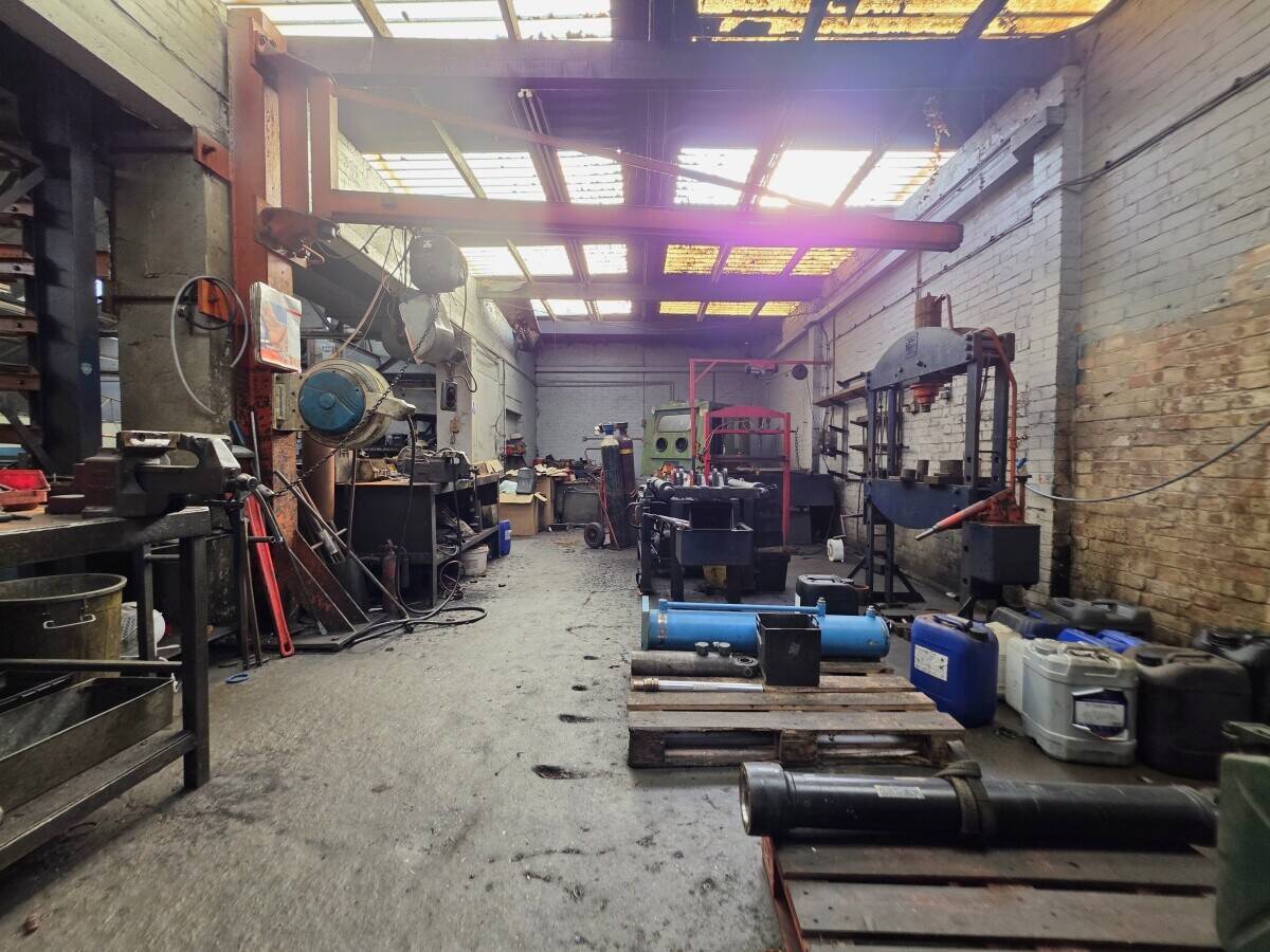 Industrial unit for sale in Rochford Essex with office space and transport access Photo 4