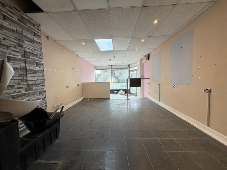 Mixed-use property in Bristol with vacant retail unit and 3-bedroom maisonette above Photo 4