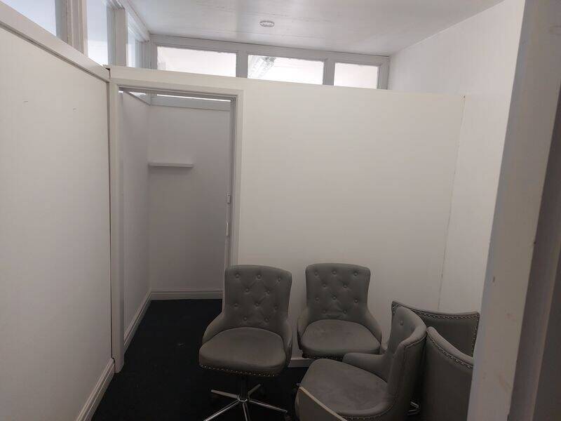 Spacious First Floor Room TO LET above a Nail Bar, Acomb Court, Acomb, York, YO24 3BJ Photo 4