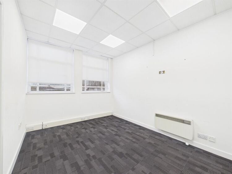Modern second-floor office space for sale in Bristol, approximately 1,800 ft² with air conditioning Photo 4