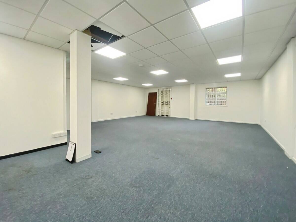 Office and Light Industrial Space for Sale in Caversham, Reading, Berkshire, 2,200 sq ft Photo 4