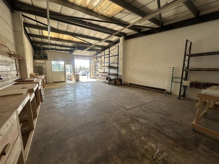 A well-presented industrial unit of approximately 1,122 ft², ideally suited to a variety of light industrial, workshop, or storage uses (subject Photo 4