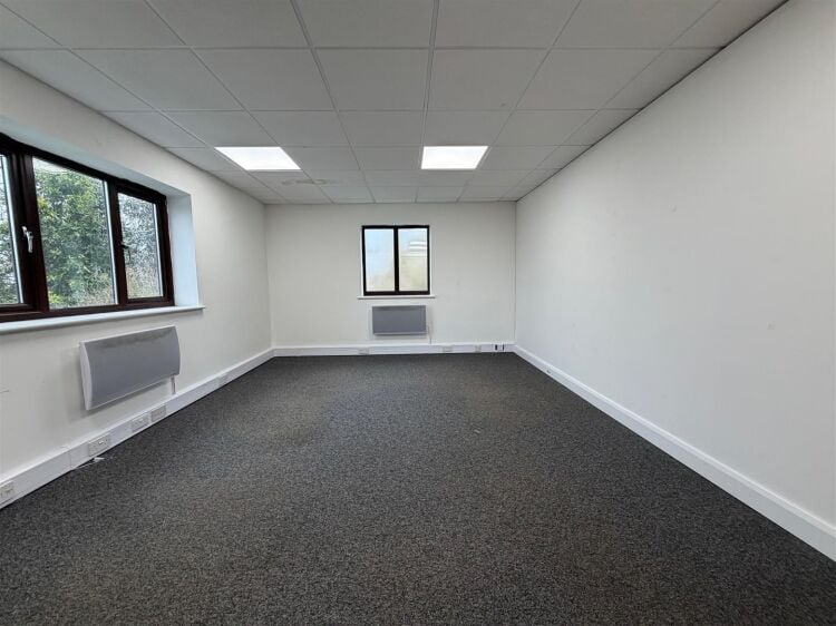 Modern office suite for sale in Bristol with 1,325 sq ft and ample parking available Photo 4
