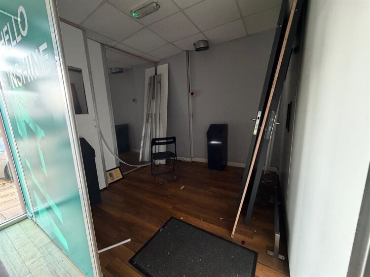 A ground floor retail unit extending to approximately 750 sq ft, most recently trading as a tanning salon. Photo 4