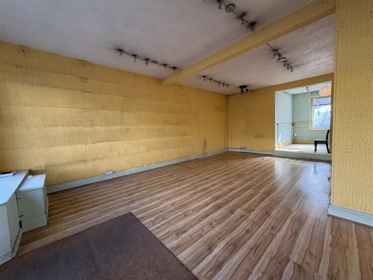 Retail unit extending to approximately 1,405 sq ft, arranged over ground, first, and basement levels. the ground floor offers an open plan retail area Photo 4