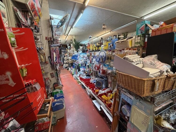 Mixed-use investment property in Bristol with retail unit and two residential flats available. Photo 4