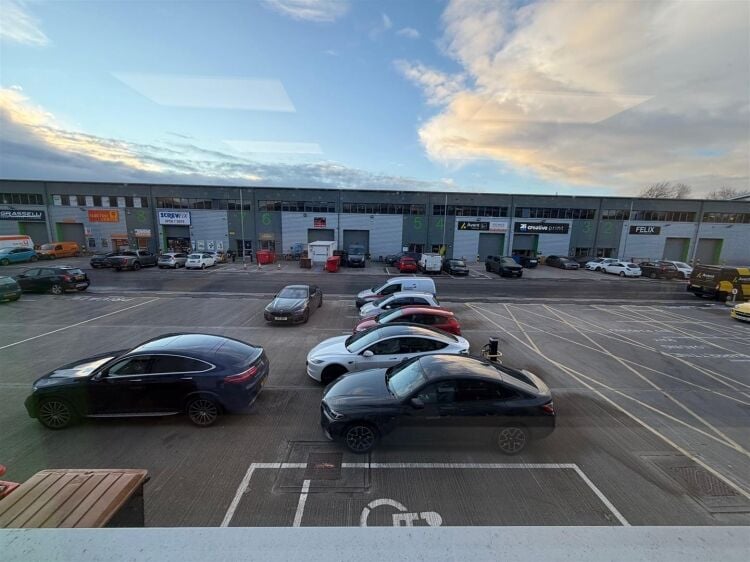 Well-presented warehouse unit with office space for sale in Bristol, 6,677 ft² in a modern park. Photo 4