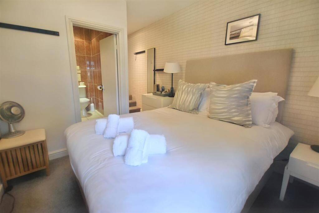 10 Bedroom Bed & Breakfast in Pembroke, Pembrokeshire with En Suite Rooms and Ample Parking Photo 4
