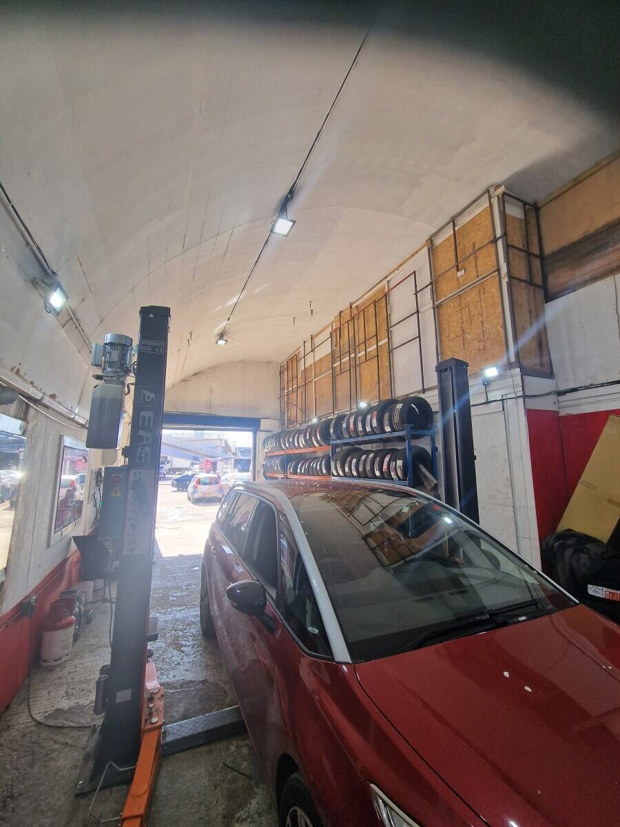 Mechanic and Tyre Shop for Sale in Brent Cross London with Full Equipment and Strong Income Potentia Photo 4