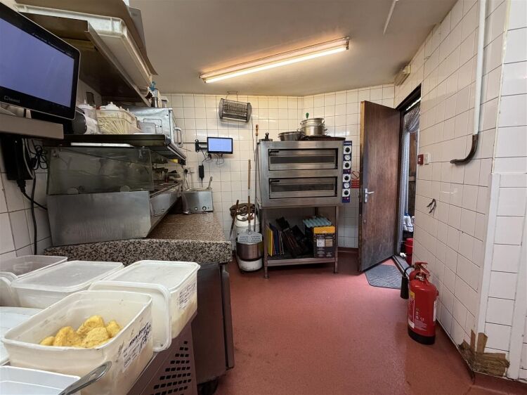 A well presented and inviting café/restaurant extending to approximately 1,000 ft², arranged to provide a comfortable and functional layout. Photo 4