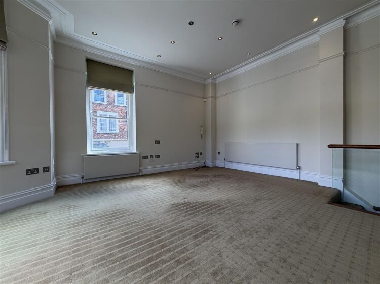 Bright 270 sq ft office space in Bristol with natural light and shared kitchen access Photo 4