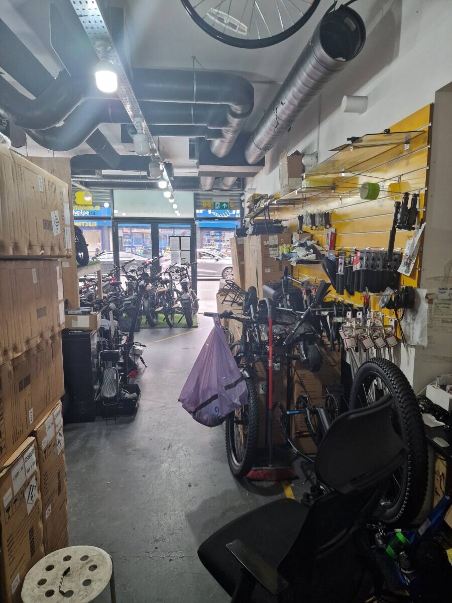 Retail Shop for Sale in Kilburn High Road NW6 with 500 sq ft of Space Photo 4