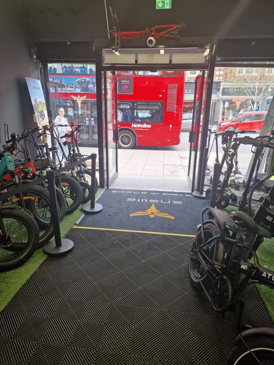 Retail Shop for Sale in Prime Golders Green High Street, City of London, Approx. 1,800 sq ft Photo 4
