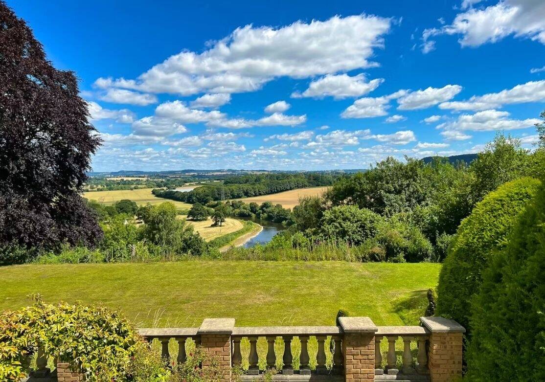 Grade II Listed Country House with Eleven En-Suite Bedrooms in Ross on Wye Herefordshire Photo 4