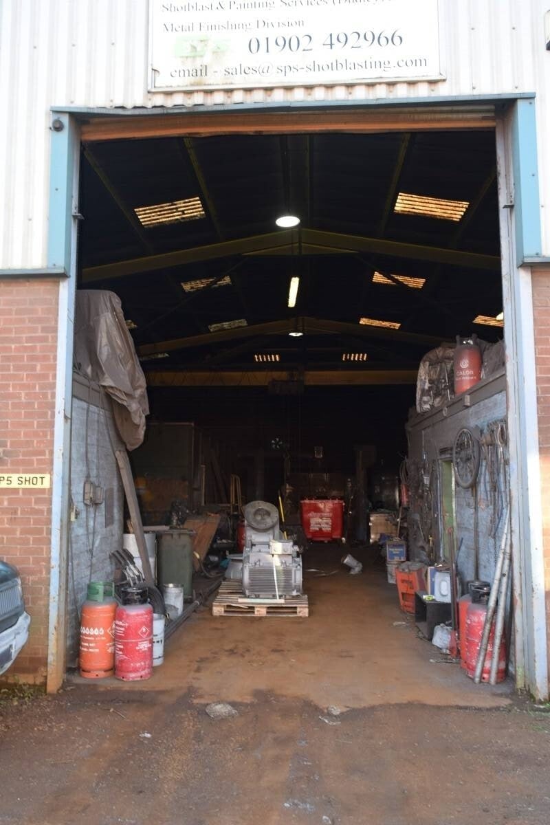 Factory unit with crane for sale in Bilston West Midlands offering 3,000 sq ft of space Photo 5