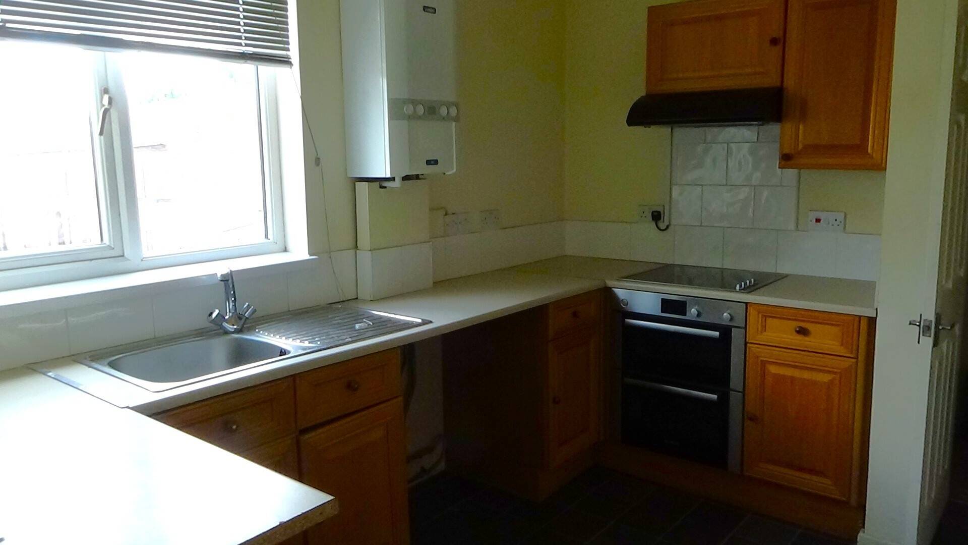 To Let. Large Corner Sited Ground Floor Shop with Self Contained 3 Bedroom Flat Over - Rent £15,000 Photo 4