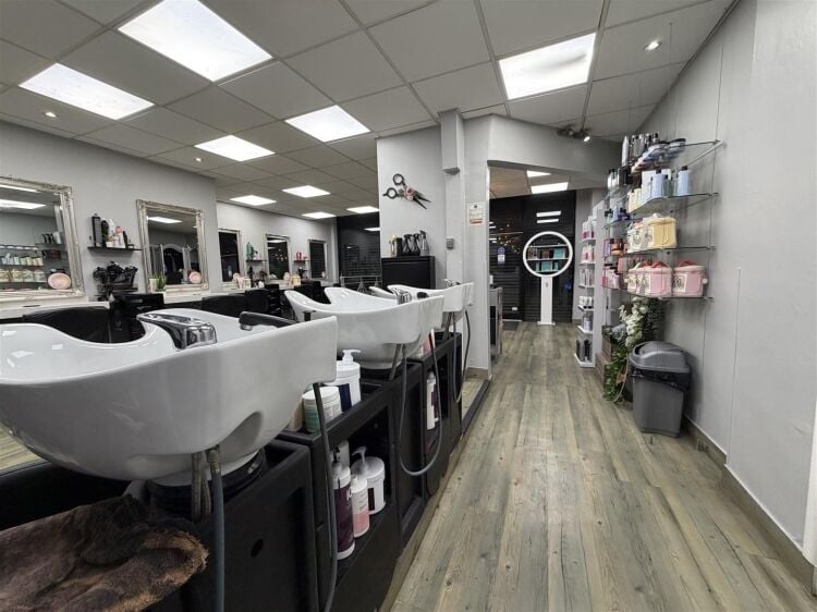 Fully fitted hair salon for sale in Bristol on Two Mile Hill Road, 600 sq ft with parking. Photo 4