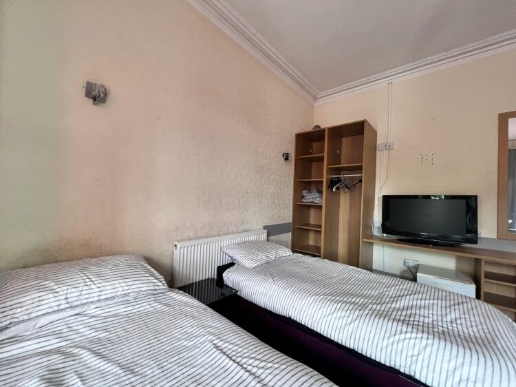 Prominent HMO in Bournemouth with 8 letting rooms and garden near key amenities Photo 4