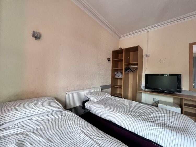 Prominent HMO in Bournemouth with 8 letting rooms and garden near key amenities Photo 4