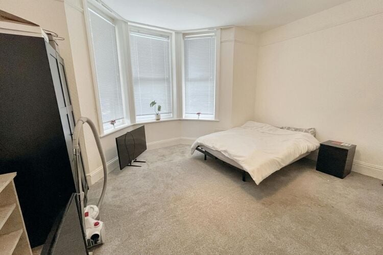 Three 2 Bedroom Apartments for Sale in Bournemouth Dorset with Garden and Nearby Amenities Photo 4