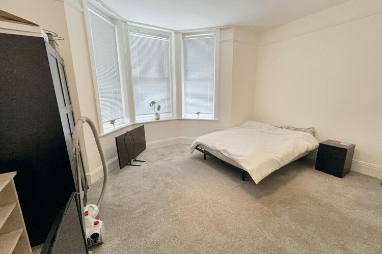 Three 2 Bedroom Apartments for Sale in Bournemouth Dorset with Garden and Nearby Amenities Photo 4
