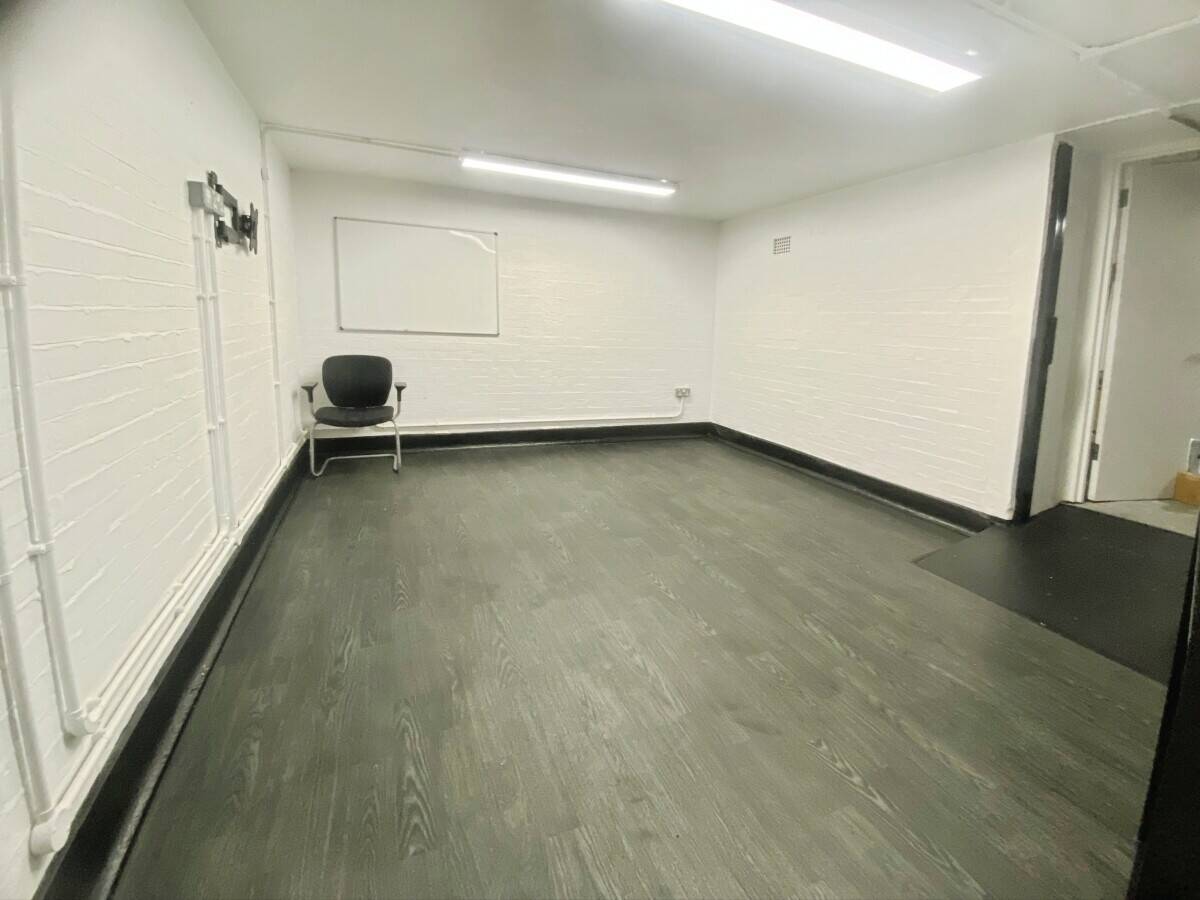 COMMERCIAL G/F & BASEMENT APPROX 1,426SQFT - LONDON ROAD, HADLEIGH - £24,000 PER ANNUM Photo 4