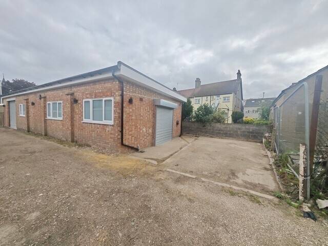 INDUSTRIAL UNIT WITH PARKING Approx. 1150 SQ. FT. £16,200 PA – LEASEHOLD - HADLEIGH Ref V0139E Photo 4
