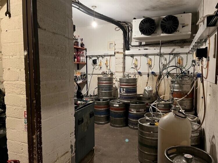 Prime Freehold Public House in Torquay Ready for Instant Exchange Photo 4