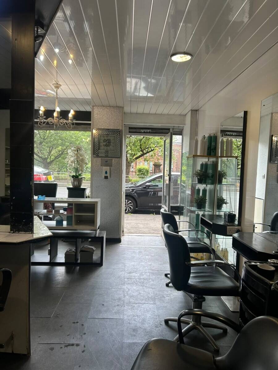 Freehold Commercial Property in Cathcart Glasgow Formerly Used as a Hair Salon for Sale Photo 4