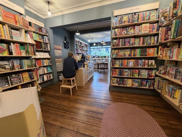 Mixed-use investment in Bristol with retail space, two studio apartments, and a garage Photo 4