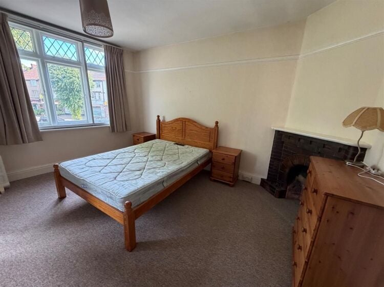 Mixed-use investment property with ground floor shop and two-bedroom flat in Bristol Photo 4